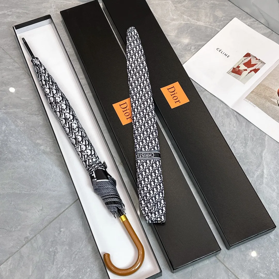 P170 Dior long umbrella is definitely a great benefit for consumers this year. A product not to be missed by Dior enthusiasts. Comes with high-end original packaging🔥🔥The same style as popular stars. Fully automatic one-click opening. Elegant solid wood handle. Luxurious and comfortable. Great grip. Alkaline-free fiber ribs with large-angle bending resistance. Very strong and flexible. Strong wind resistance. Unique pattern luxury highlights taste. Grand and exquisite. New coating technology umbrella cloth brings surprising shading effect. Better sun protection and heat insulation performance. Just flick it. The water-repellent effect is visible. The metal umbrella cap is integrated and more wear-resistant than plastic umbrella caps. It brings you higher specifications and better enjoyment. Comes with a gift box.