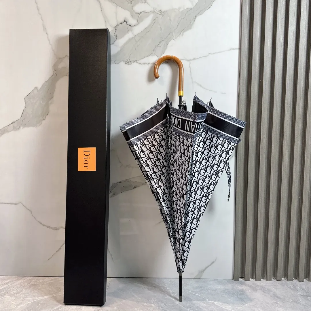 P170 Dior long umbrella is definitely a great benefit for consumers this year. A product not to be missed by Dior enthusiasts. Comes with high-end original packaging🔥🔥The same style as popular stars. Fully automatic one-click opening. Elegant solid wood handle. Luxurious and comfortable. Great grip. Alkaline-free fiber ribs with large-angle bending resistance. Very strong and flexible. Strong wind resistance. Unique pattern luxury highlights taste. Grand and exquisite. New coating technology umbrella cloth brings surprising shading effect. Better sun protection and heat insulation performance. Just flick it. The water-repellent effect is visible. The metal umbrella cap is integrated and more wear-resistant than plastic umbrella caps. It brings you higher specifications and better enjoyment. Comes with a gift box.