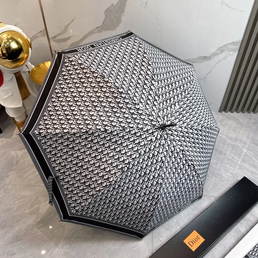 P170 Dior long umbrella is definitely a great benefit for consumers this year. A product not to be missed by Dior enthusiasts. Comes with high-end original packaging🔥🔥The same style as popular stars. Fully automatic one-click opening. Elegant solid wood handle. Luxurious and comfortable. Great grip. Alkaline-free fiber ribs with large-angle bending resistance. Very strong and flexible. Strong wind resistance. Unique pattern luxury highlights taste. Grand and exquisite. New coating technology umbrella cloth brings surprising shading effect. Better sun protection and heat insulation performance. Just flick it. The water-repellent effect is visible. The metal umbrella cap is integrated and more wear-resistant than plastic umbrella caps. It brings you higher specifications and better enjoyment. Comes with a gift box.