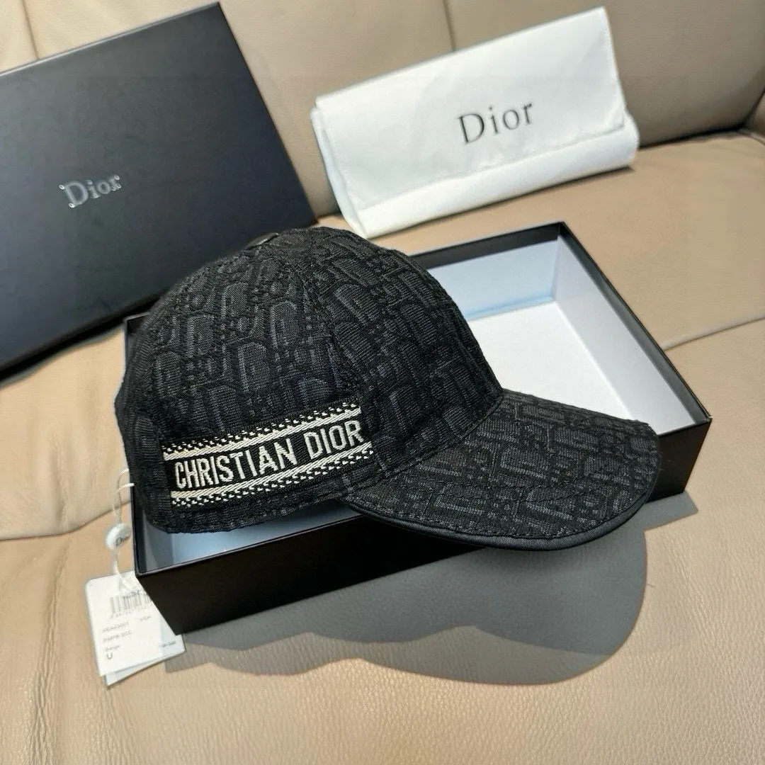 p90, Dior's new original baseball cap, Dior presbyopia, full of retro charm, popular out of stock at counters, 1:1 mold customization, original canvas fabric + first-layer cowhide, pure cotton lining, light and breathable! The quality is great, the basic head circumference is 56cm, and the patch is adjustable.