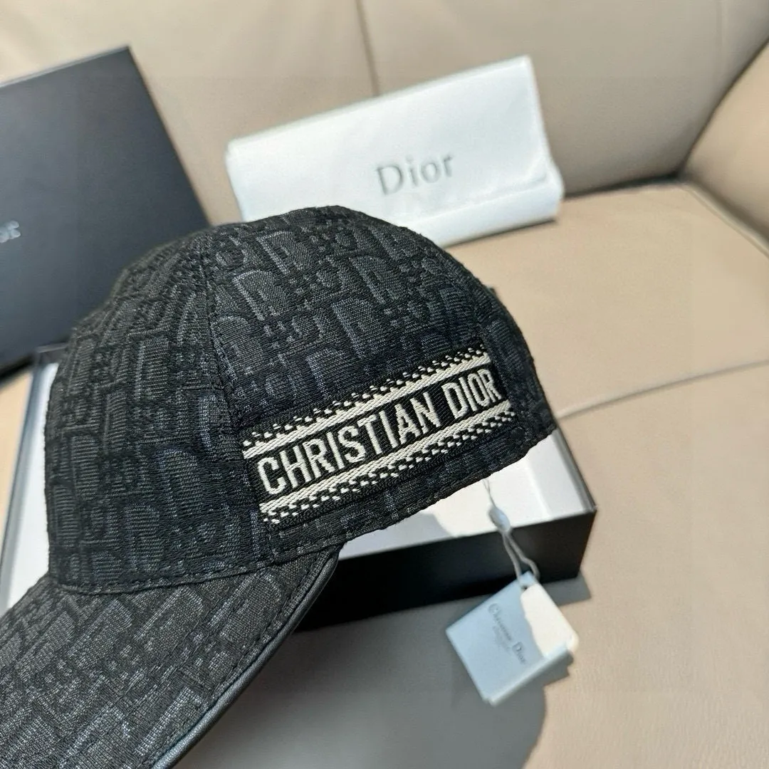 p90, Dior's new original baseball cap, Dior presbyopia, full of retro charm, popular out of stock at counters, 1:1 mold customization, original canvas fabric + first-layer cowhide, pure cotton lining, light and breathable! The quality is great, the basic head circumference is 56cm, and the patch is adjustable.