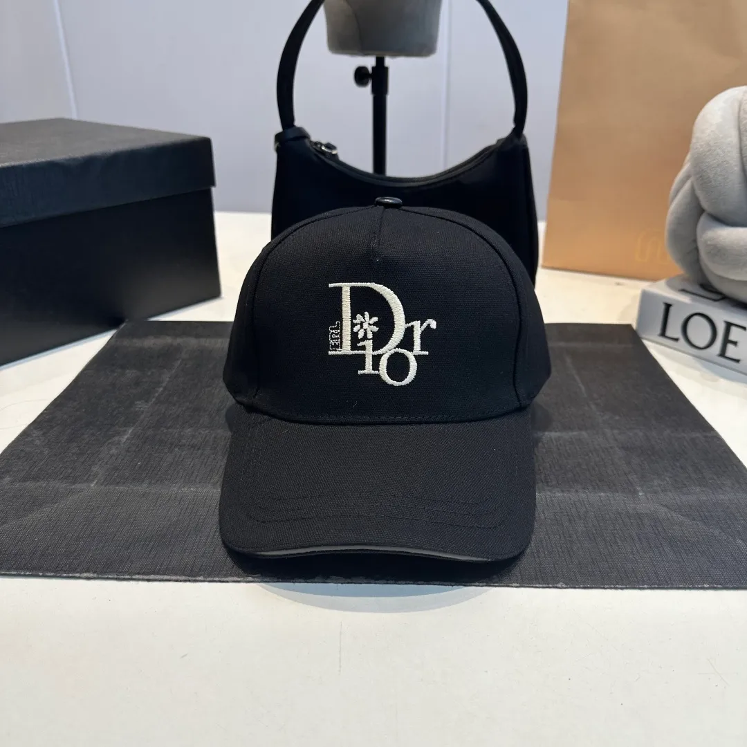 P60 DIOR Dior's new popular simple baseball cap 🧢, new model shipped, big brand style is super easy to match, hurry up and get it!