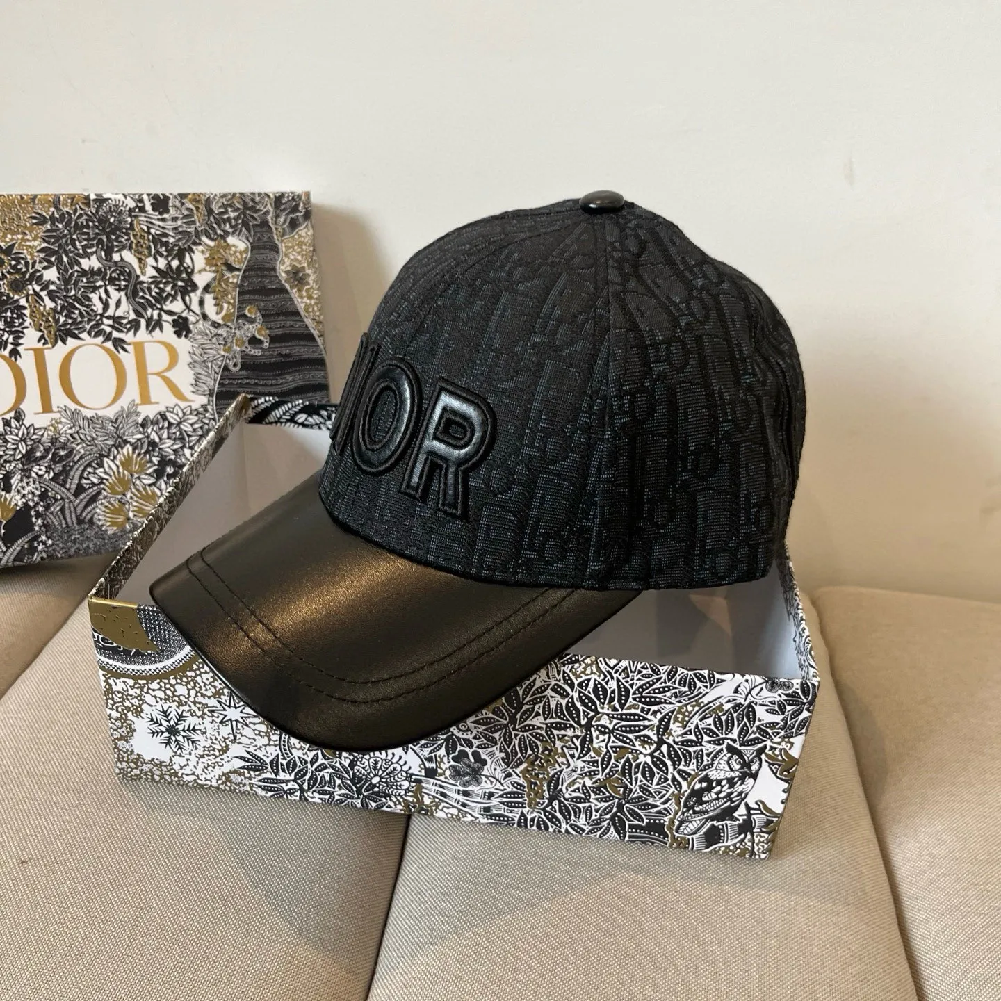 P60 [DIOR Dior] new popular simple baseball cap 🧢, new model shipped, big brand style is super easy to match, hurry up and get it!