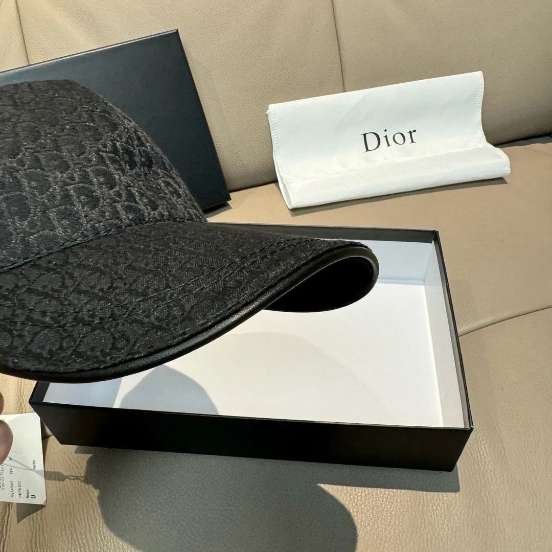 p90 New model shipped, Dior (Dior) new original baseball cap, Dior presbyopia, full of retro charm, popular out of stock at counters, 1:1 mold customization, original canvas fabric + first layer of cowhide, pure cotton lining, light and breathable! The quality is great, the basic head circumference is 56cm, and the patch is adjustable.
