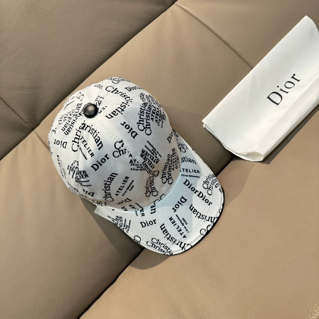 p90, Dior's new original baseball cap, Christian Dior screen printing, full of retro charm, popular out of stock at counters, 1:1 mold customization, original canvas fabric + first-layer cowhide, pure cotton lining, light and breathable! The quality is great, the basic head circumference is 56cm, and the patch is adjustable.