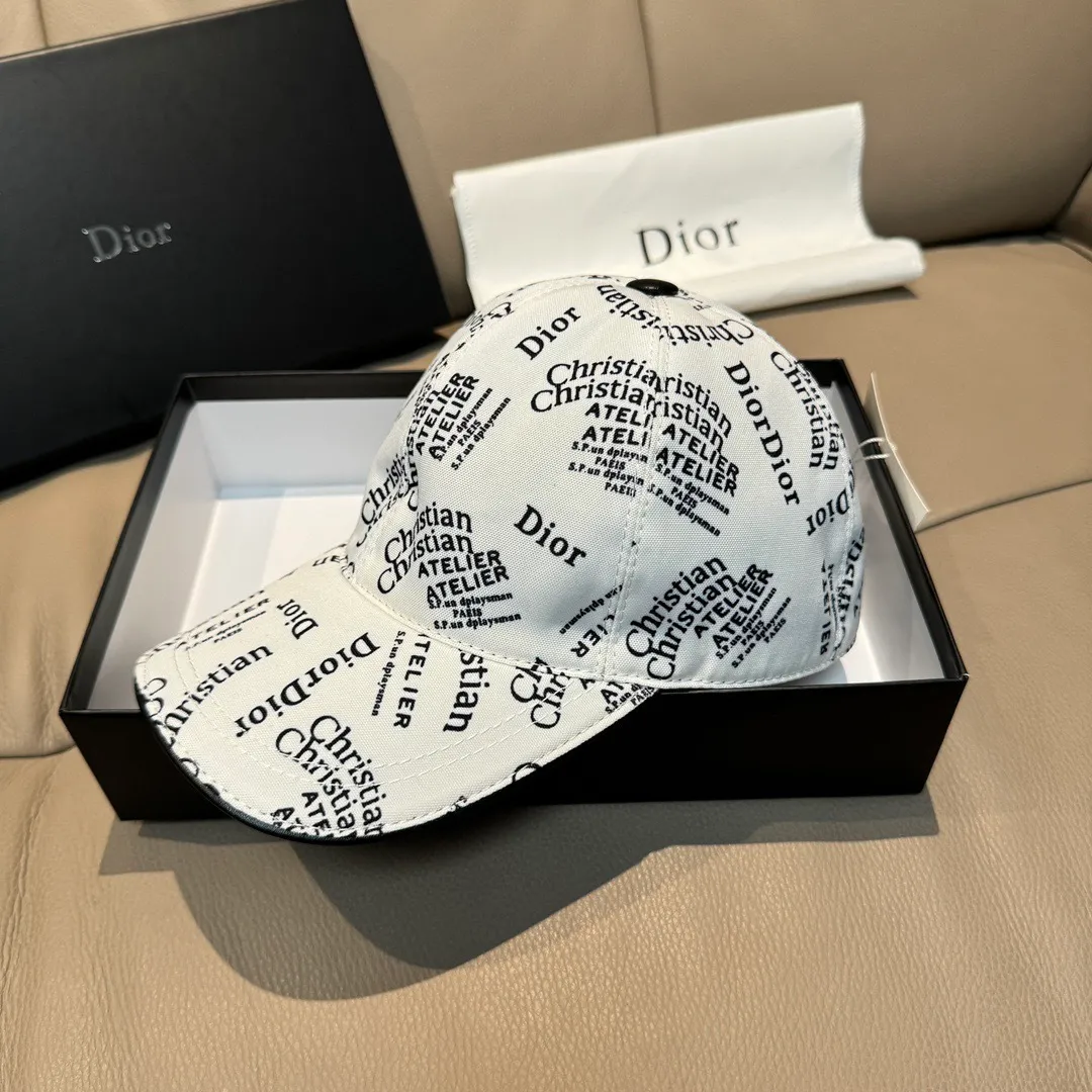 p90, Dior's new original baseball cap, Christian Dior screen printing, full of retro charm, popular out of stock at counters, 1:1 mold customization, original canvas fabric + first-layer cowhide, pure cotton lining, light and breathable! The quality is great, the basic head circumference is 56cm, and the patch is adjustable.