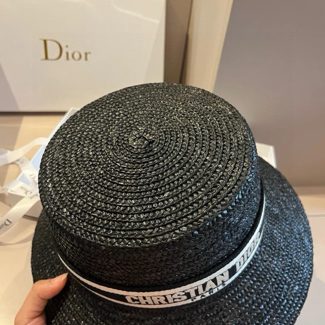💰140¥. The high version of Dior's official straw hat is made with high density and is a super tasteful straw hat~the first choice for going out on the street! The shape of the hat is super nice, the color is perfect, and it’s light to carry! A must-have for little fairies🧚Head circumference 57cm