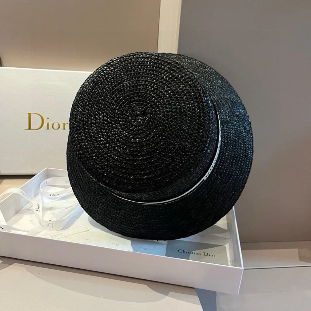 💰140¥. The high version of Dior's official straw hat is made with high density and is a super tasteful straw hat~the first choice for going out on the street! The shape of the hat is super nice, the color is perfect, and it’s light to carry! A must-have for little fairies🧚Head circumference 57cm