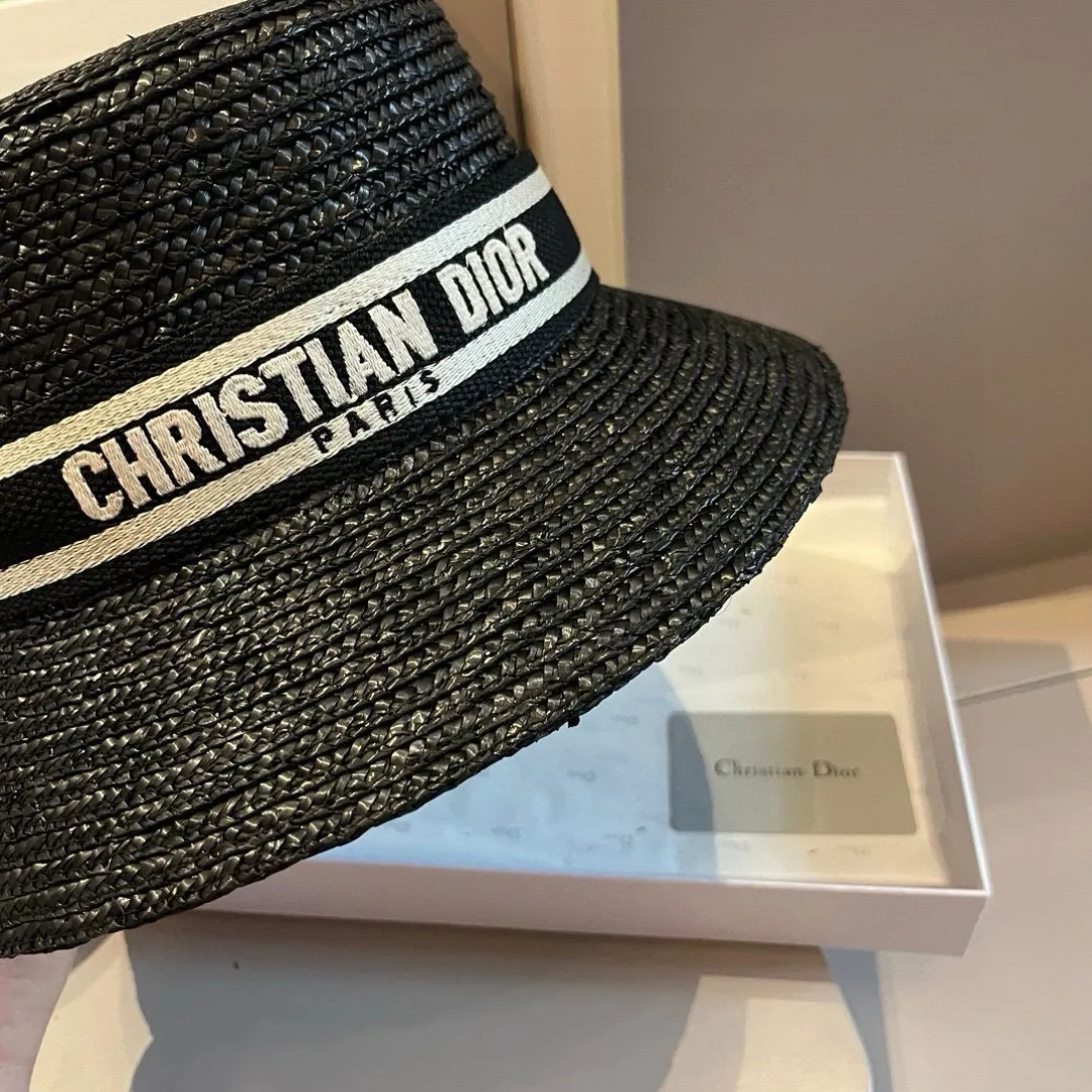 💰140¥. The high version of Dior's official straw hat is made with high density and is a super tasteful straw hat~the first choice for going out on the street! The shape of the hat is super nice, the color is perfect, and it’s light to carry! A must-have for little fairies🧚Head circumference 57cm