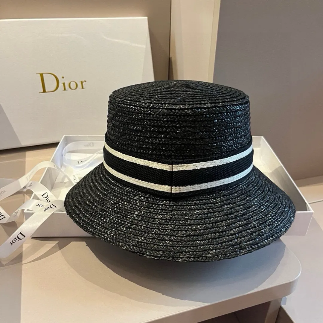 💰140¥. The high version of Dior's official straw hat is made with high density and is a super tasteful straw hat~the first choice for going out on the street! The shape of the hat is super nice, the color is perfect, and it’s light to carry! A must-have for little fairies🧚Head circumference 57cm