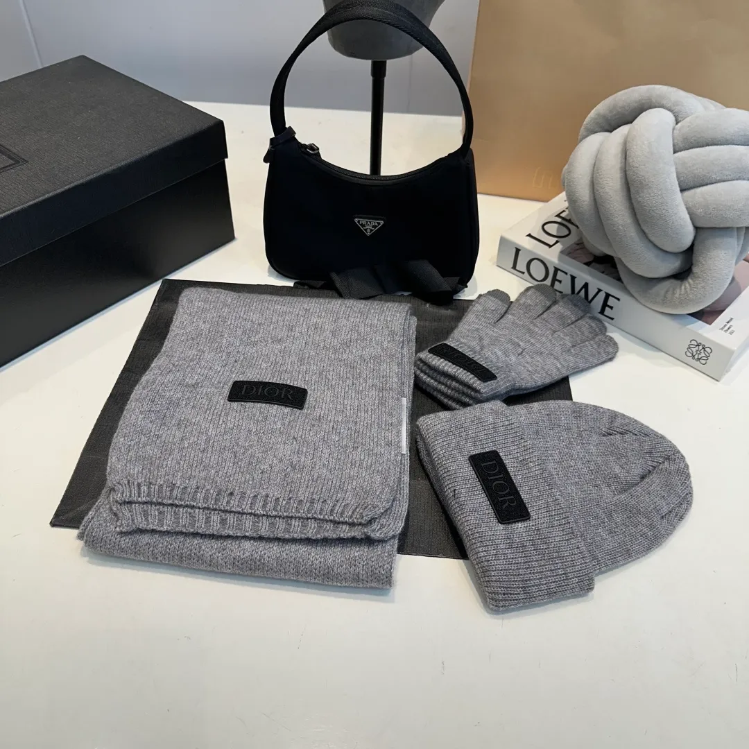P150 Dior official website latest wool knitted hat + scarf + gloves set original order. Very soft and skin-friendly, very elastic 💓 Textured and very versatile style ~ Warm cashmere woolen hat, one size fits all and elastic ~ Unisex, can be worn by any head size. Really recommended