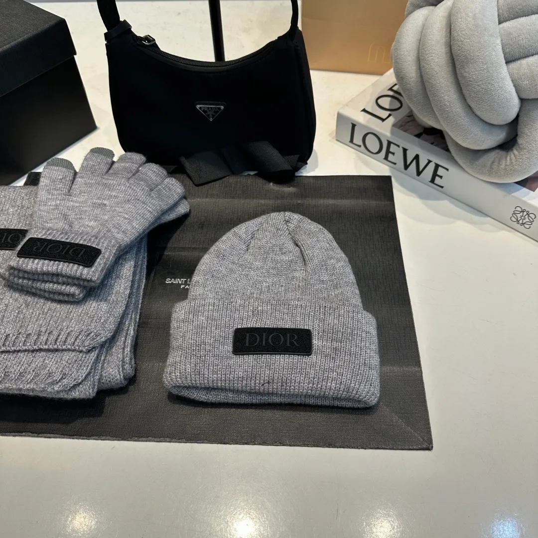 P150 Dior official website latest wool knitted hat + scarf + gloves set original order. Very soft and skin-friendly, very elastic 💓 Textured and very versatile style ~ Warm cashmere woolen hat, one size fits all and elastic ~ Unisex, can be worn by any head size. Really recommended