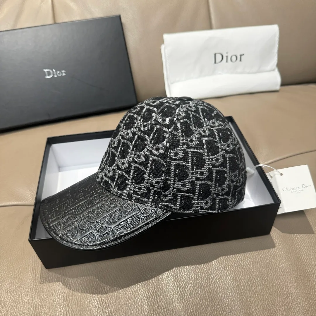 P90, Dior's new original baseball cap, Dior presbyopic leather, full of retro charm, 1:1 mold customization, original satin fabric + first-layer cowhide, pure cotton lining, light and breathable! The quality is great, the basic head circumference is 56cm, and the patch is adjustable.