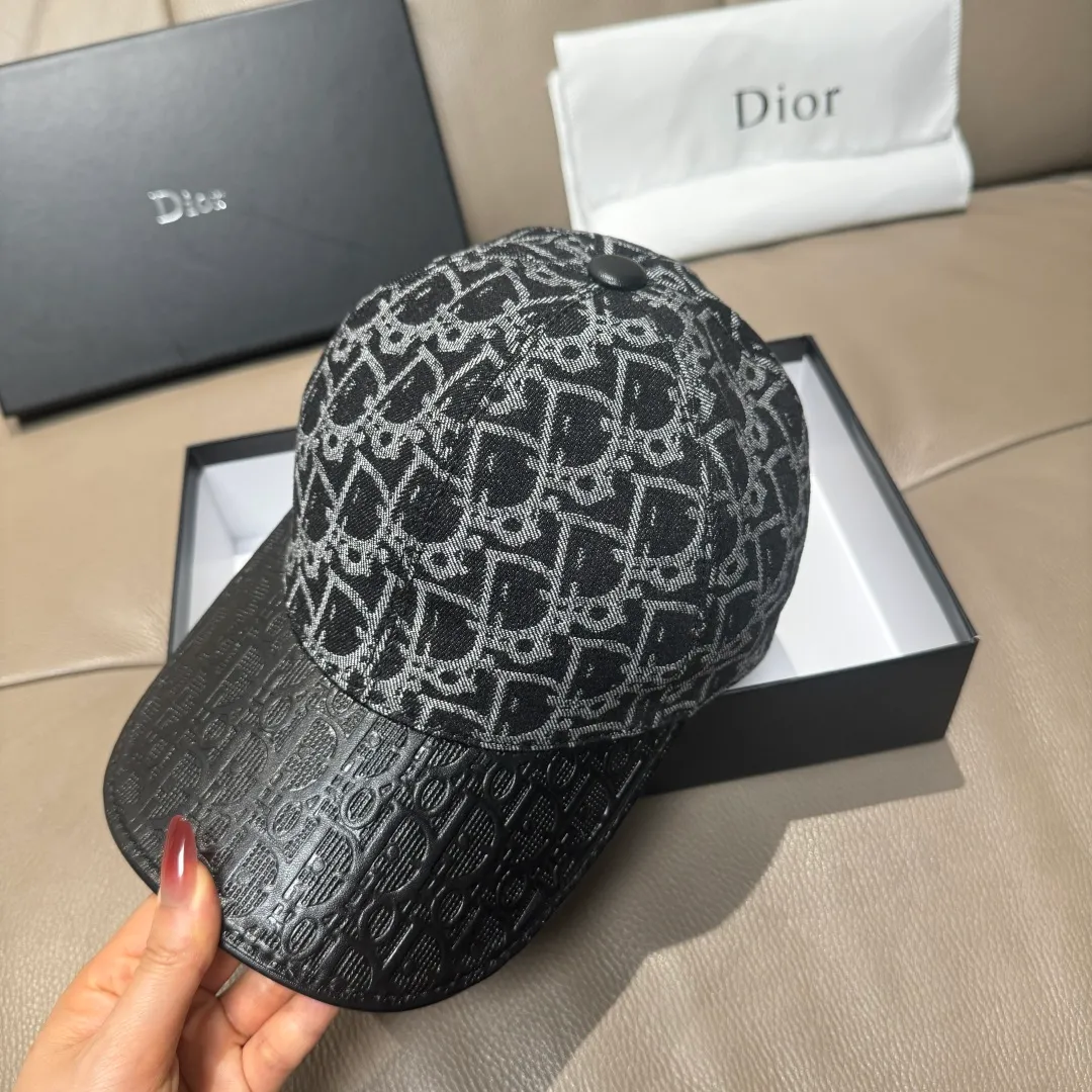 P90, Dior's new original baseball cap, Dior presbyopic leather, full of retro charm, 1:1 mold customization, original satin fabric + first-layer cowhide, pure cotton lining, light and breathable! The quality is great, the basic head circumference is 56cm, and the patch is adjustable.