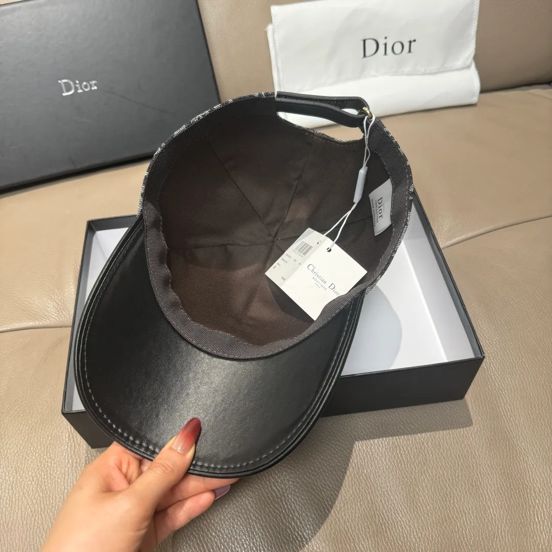 P90, Dior's new original baseball cap, Dior presbyopic leather, full of retro charm, 1:1 mold customization, original satin fabric + first-layer cowhide, pure cotton lining, light and breathable! The quality is great, the basic head circumference is 56cm, and the patch is adjustable.