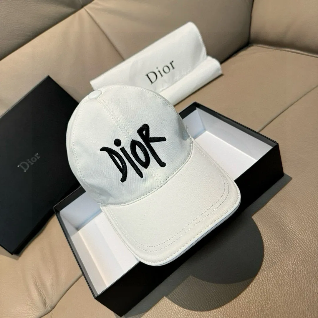 P90, Dior's new original baseball cap, Dior embroidery, the same style as the Internet celebrity, 1:1 mold customization, pure cotton fabric + first layer of cowhide, pure cotton lining, light and breathable! The quality is great, the basic head circumference is 56cm, and the patch is adjustable.
