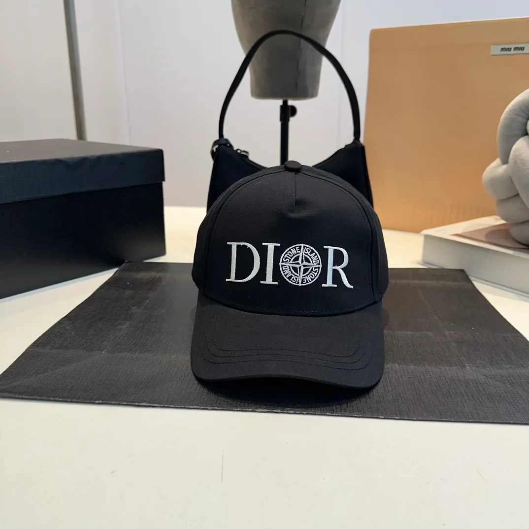 P56 DIOR Dior co-branded new counter synchronously embroidered simple baseball cap, hot style, synchronized with big brands, super easy to match, shipped!