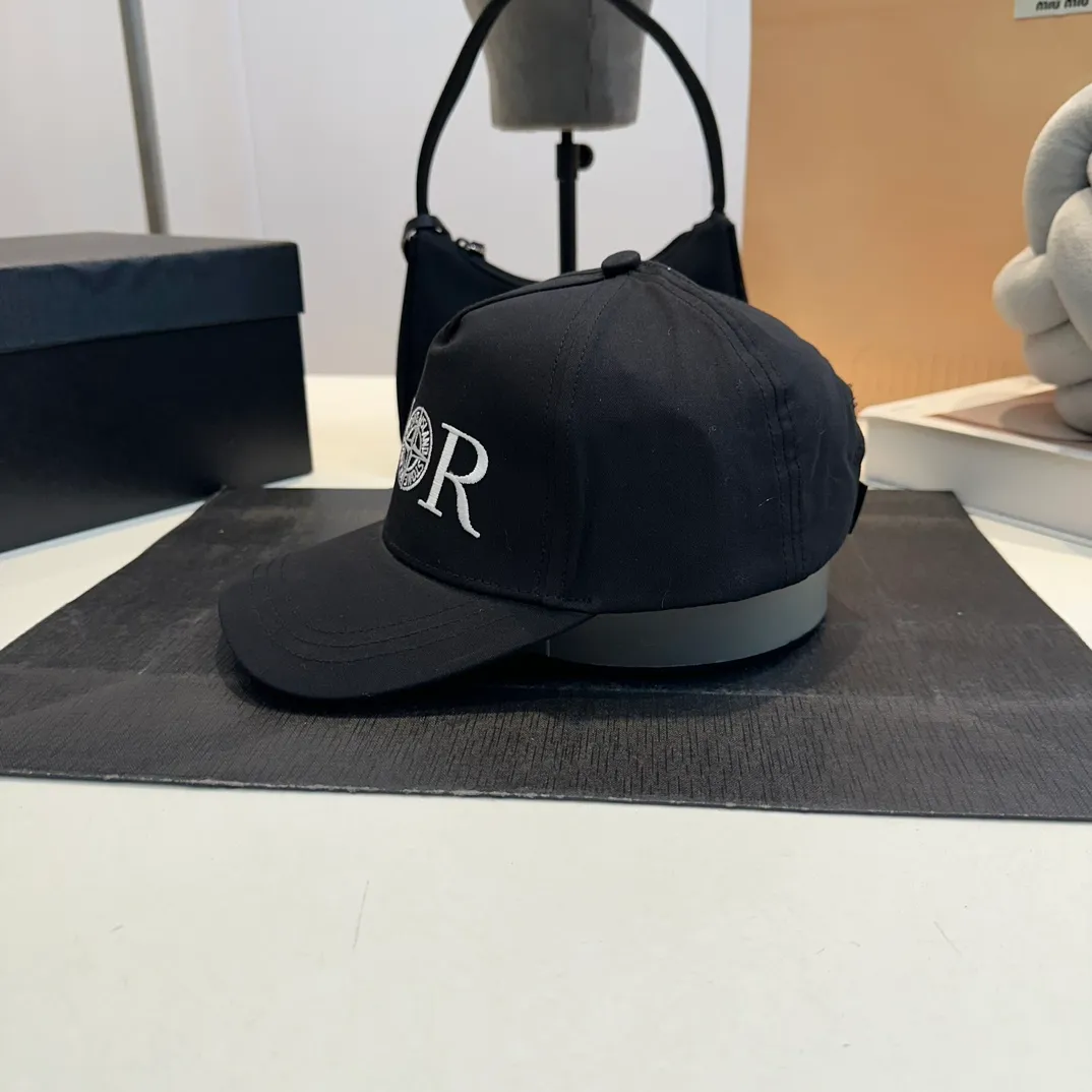 P56 DIOR Dior co-branded new counter synchronously embroidered simple baseball cap, hot style, synchronized with big brands, super easy to match, shipped!