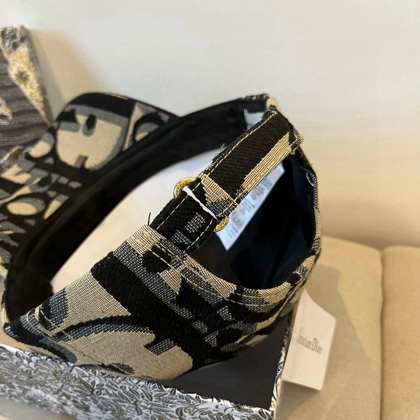 P60 [DIOR Dior] new popular simple baseball cap 🧢, new model shipped, big brand style is super easy to match, hurry up and get it!