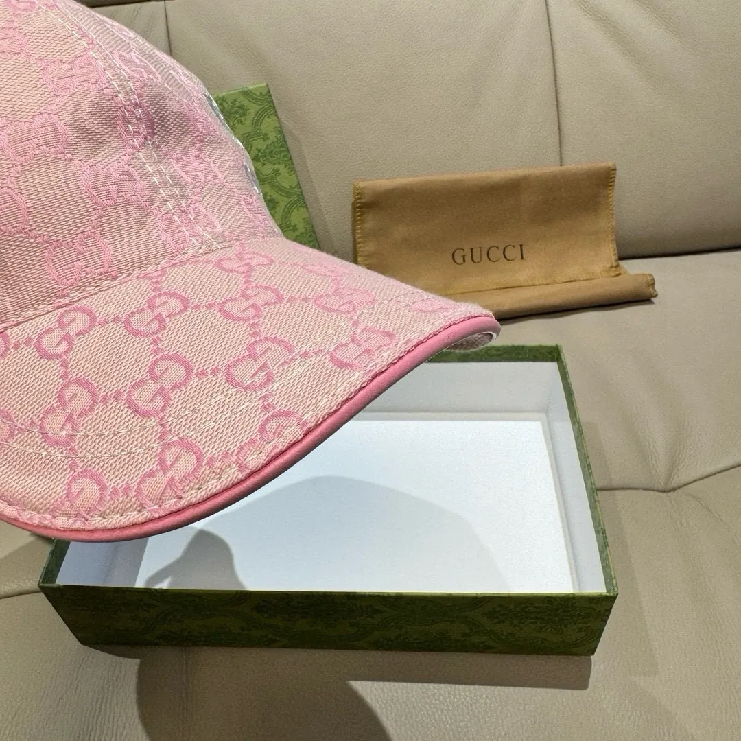 P900,000 classic model shipped! , Gucci (Gucci) classic original baseball cap😍😍gucci small embroidery, 1:1 mold opening and customization at the counter, the highest version, original canvas fabric + first layer of cowhide, pure cotton lining, light and breathable! Photographed in real life, suitable for men and women in all seasons, basic head circumference 56cm, adjustable patches.