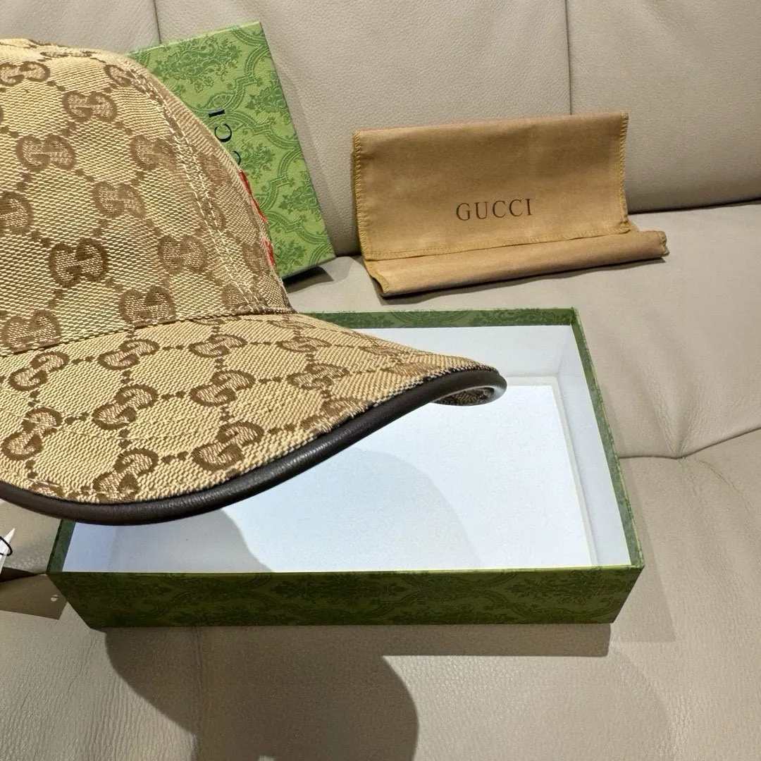 P900,000 classic model shipped! , Gucci (Gucci) classic original baseball cap😍😍gucci small embroidery, 1:1 mold opening and customization at the counter, the highest version, original canvas fabric + first layer of cowhide, pure cotton lining, light and breathable! Photographed in real life, suitable for men and women in all seasons, basic head circumference 56cm, adjustable patches.