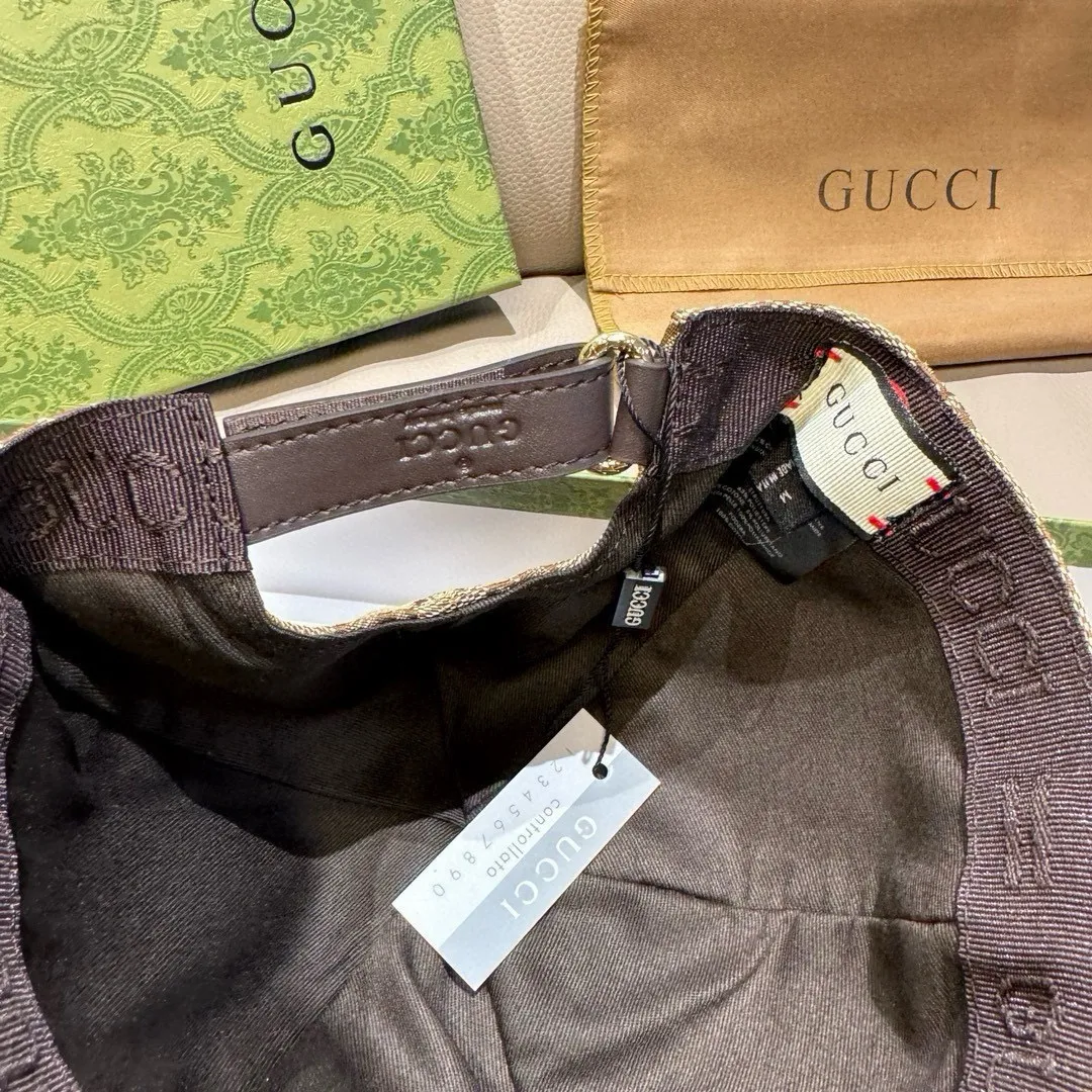 P900,000 classic model shipped! , Gucci (Gucci) classic original baseball cap😍😍gucci small embroidery, 1:1 mold opening and customization at the counter, the highest version, original canvas fabric + first layer of cowhide, pure cotton lining, light and breathable! Photographed in real life, suitable for men and women in all seasons, basic head circumference 56cm, adjustable patches.
