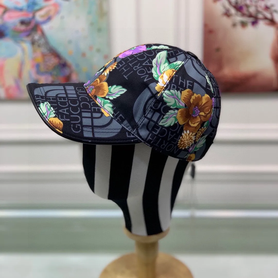 🉐90 Comes with box bag, Gucci (Gucci) new original baseball cap, Gucci north print, counter 1:1, imported canvas + first layer cowhide, popular for purchasing, versatile style for men and women, great quality! The basic head circumference is 56cm, and the patch is adjustable.