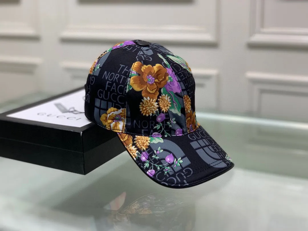🉐90 Comes with box bag, Gucci (Gucci) new original baseball cap, Gucci north print, counter 1:1, imported canvas + first layer cowhide, popular for purchasing, versatile style for men and women, great quality! The basic head circumference is 56cm, and the patch is adjustable.