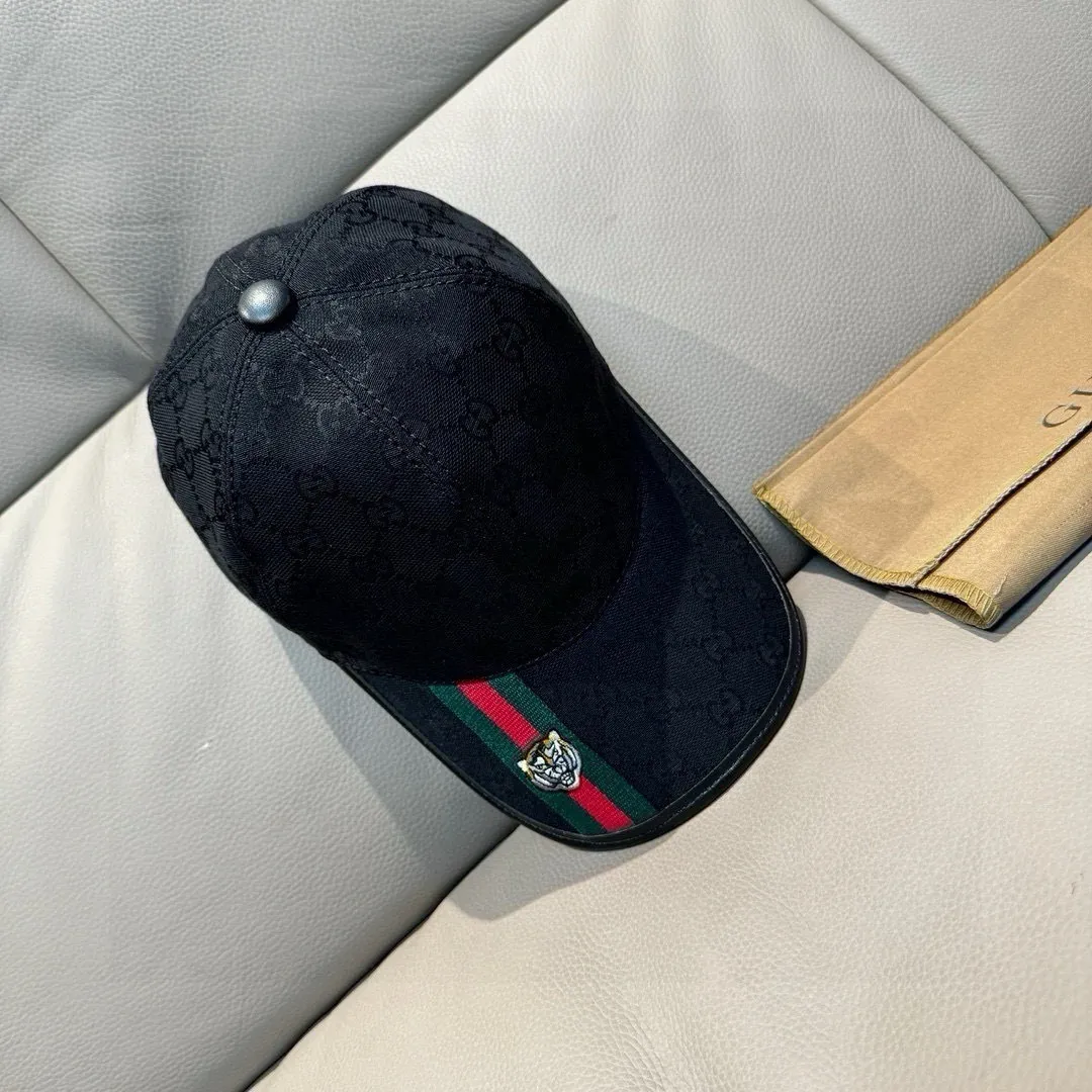 P150, Gucci's new original baseball cap, tiger head webbing, 1:1 mold customization, heavy embroidery, details comparable to those at counters, original canvas fabric + first-layer cowhide, great quality! The first choice for handsome men and beautiful women, fashionable and versatile. The basic head circumference is 56cm, and the patch is adjustable.