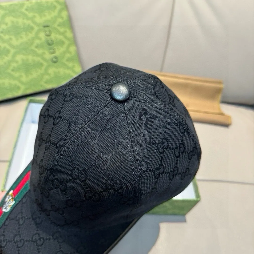 P150, Gucci's new original baseball cap, tiger head webbing, 1:1 mold customization, heavy embroidery, details comparable to those at counters, original canvas fabric + first-layer cowhide, great quality! The first choice for handsome men and beautiful women, fashionable and versatile. The basic head circumference is 56cm, and the patch is adjustable.