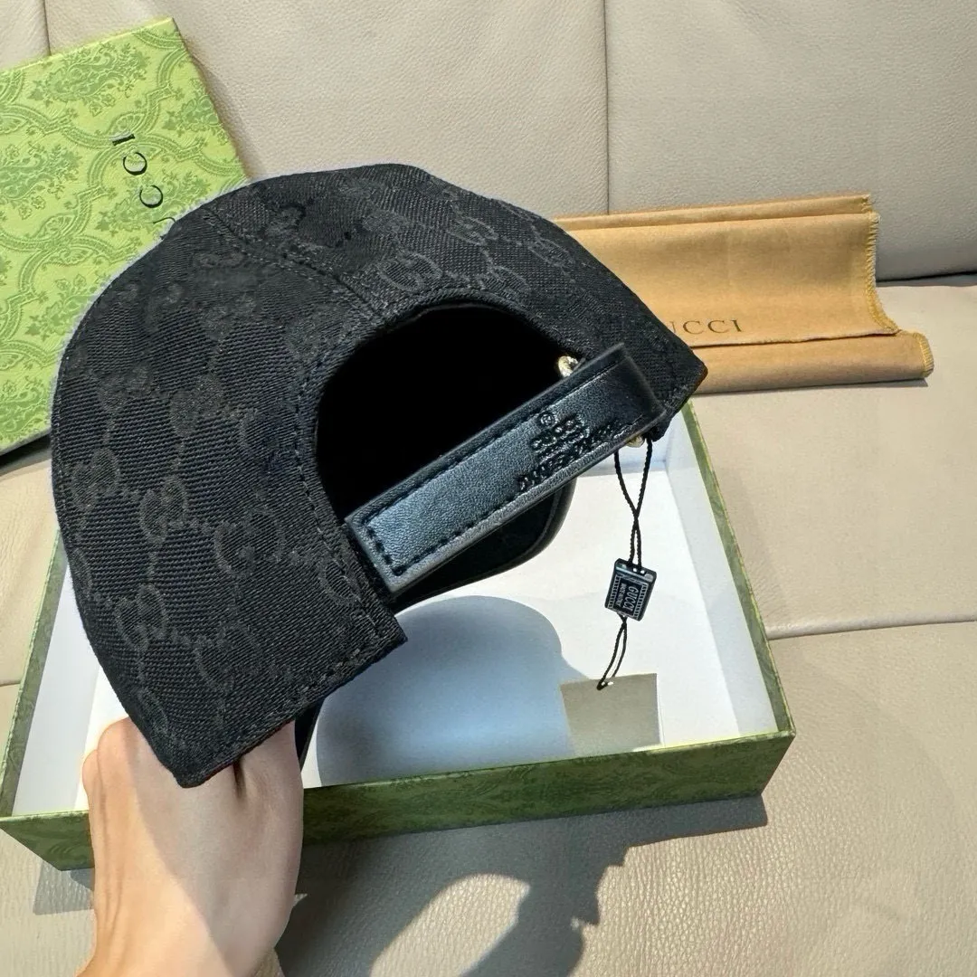 P150, Gucci's new original baseball cap, tiger head webbing, 1:1 mold customization, heavy embroidery, details comparable to those at counters, original canvas fabric + first-layer cowhide, great quality! The first choice for handsome men and beautiful women, fashionable and versatile. The basic head circumference is 56cm, and the patch is adjustable.