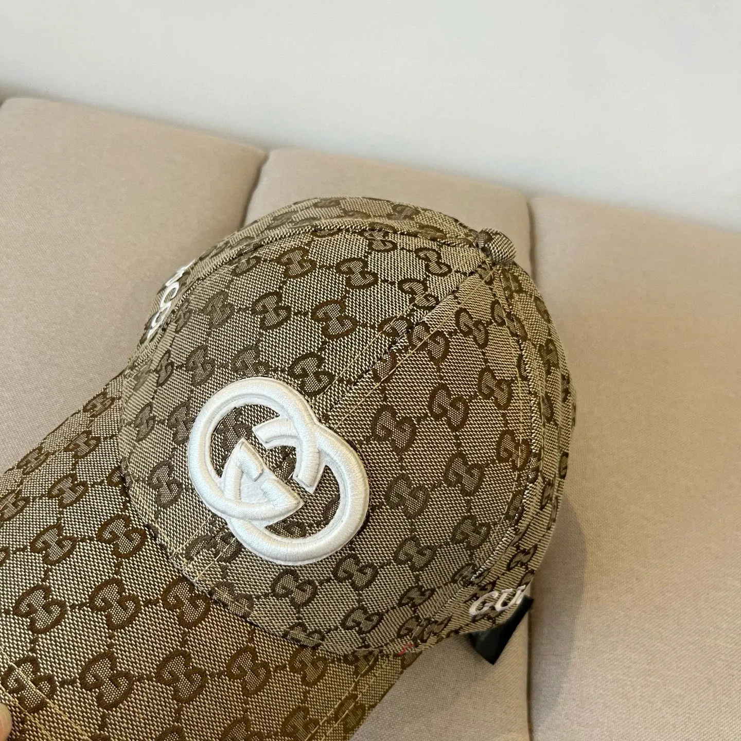 P60 Gucci Baseball Cap♥️GUCCI🧢New product from the official website, baseball cap, original quality, very popular 🔥🎩 The craftsmanship is very exquisite, high-end and classy! Low-key luxury, easy to carry! Running volume!