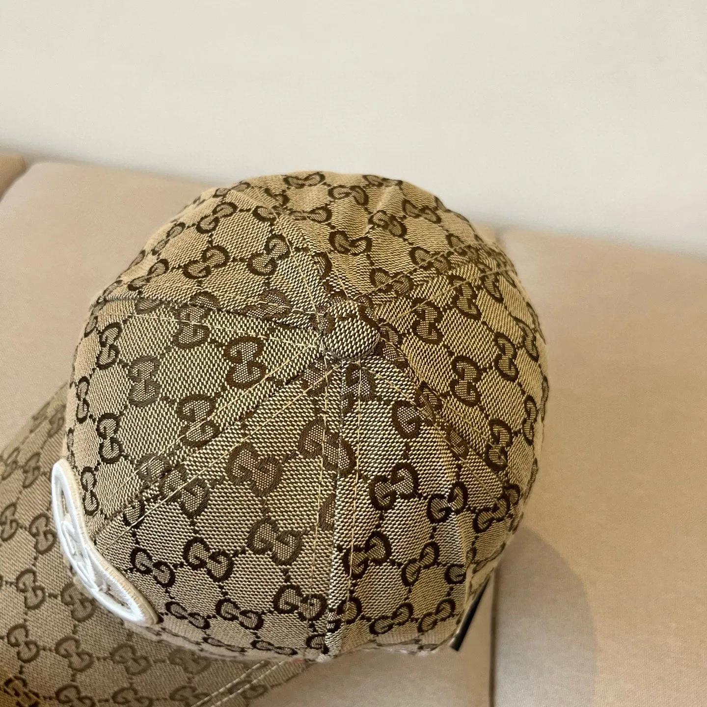 P60 Gucci Baseball Cap♥️GUCCI🧢New product from the official website, baseball cap, original quality, very popular 🔥🎩 The craftsmanship is very exquisite, high-end and classy! Low-key luxury, easy to carry! Running volume!