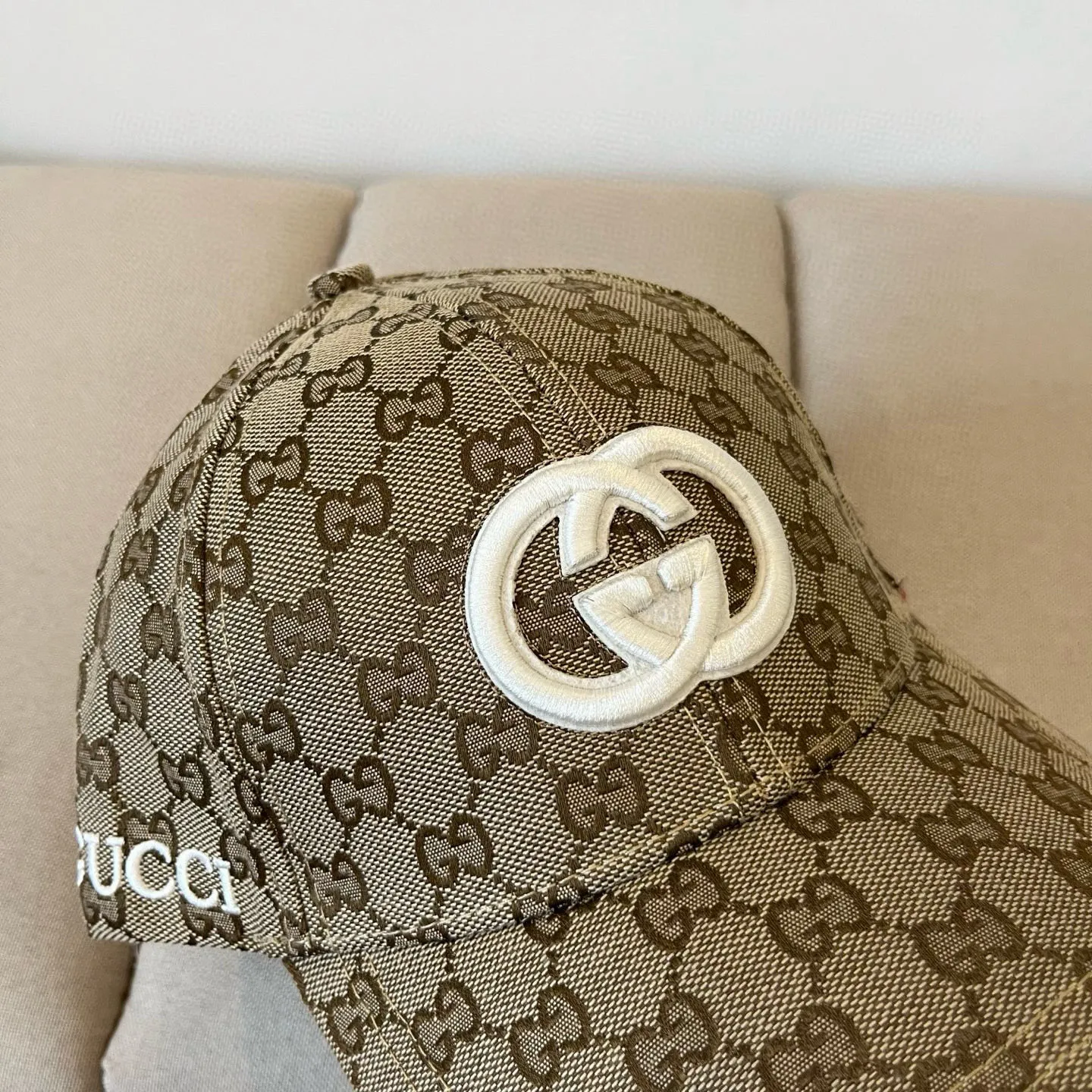 P60 Gucci Baseball Cap♥️GUCCI🧢New product from the official website, baseball cap, original quality, very popular 🔥🎩 The craftsmanship is very exquisite, high-end and classy! Low-key luxury, easy to carry! Running volume!