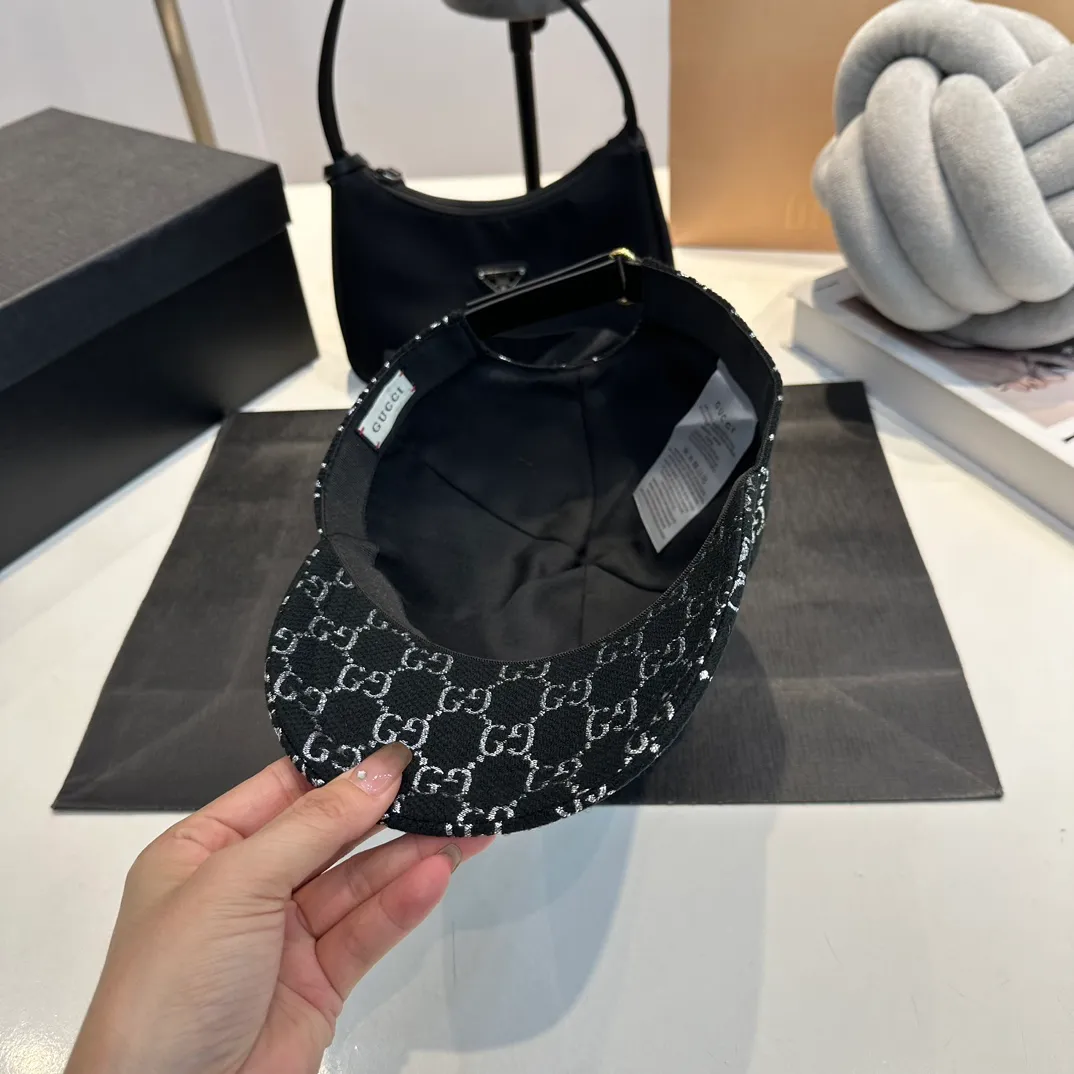 P70 Gucci baseball cap♥️GUCCI🧢New product from the official website, baseball cap, original quality, very popular 🔥🎩 The craftsmanship is very exquisite, high-end and classy! Low-key luxury, easy to carry! Running volume!
