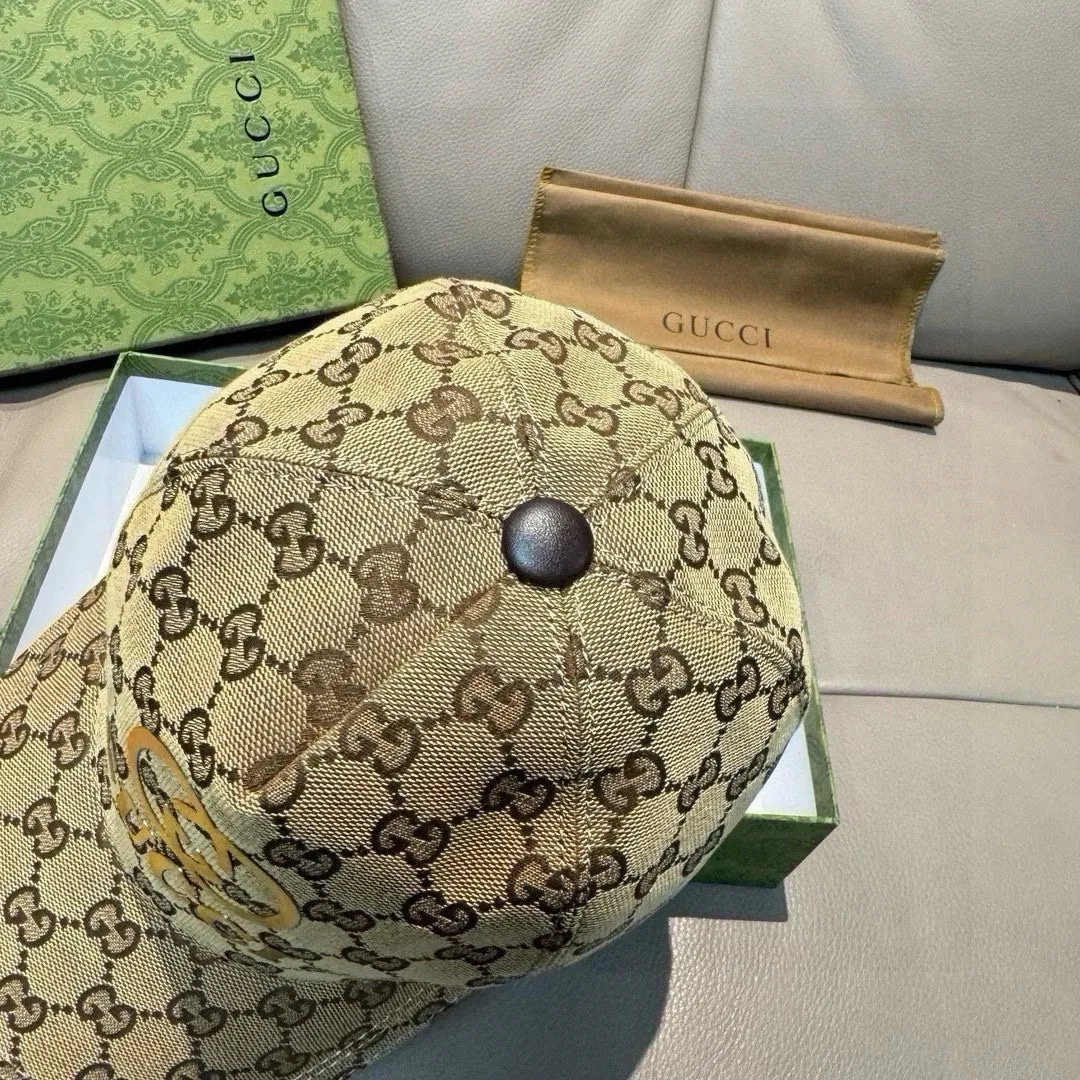 P90, Gucci (Gucci) original baseball cap, bronzing double G, 1:1 mold customization, the highest version, original canvas + first layer of cowhide, pure cotton lining, light and breathable, real shot! To be the most handsome boy among the crowd, it must be you! The basic head circumference is 56cm, and the patch is adjustable.