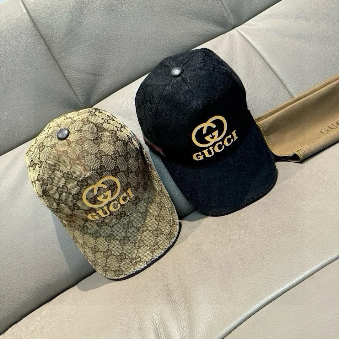P90, Gucci (Gucci) original baseball cap, bronzing double G, 1:1 mold customization, the highest version, original canvas + first layer of cowhide, pure cotton lining, light and breathable, real shot! To be the most handsome boy among the crowd, it must be you! The basic head circumference is 56cm, and the patch is adjustable.