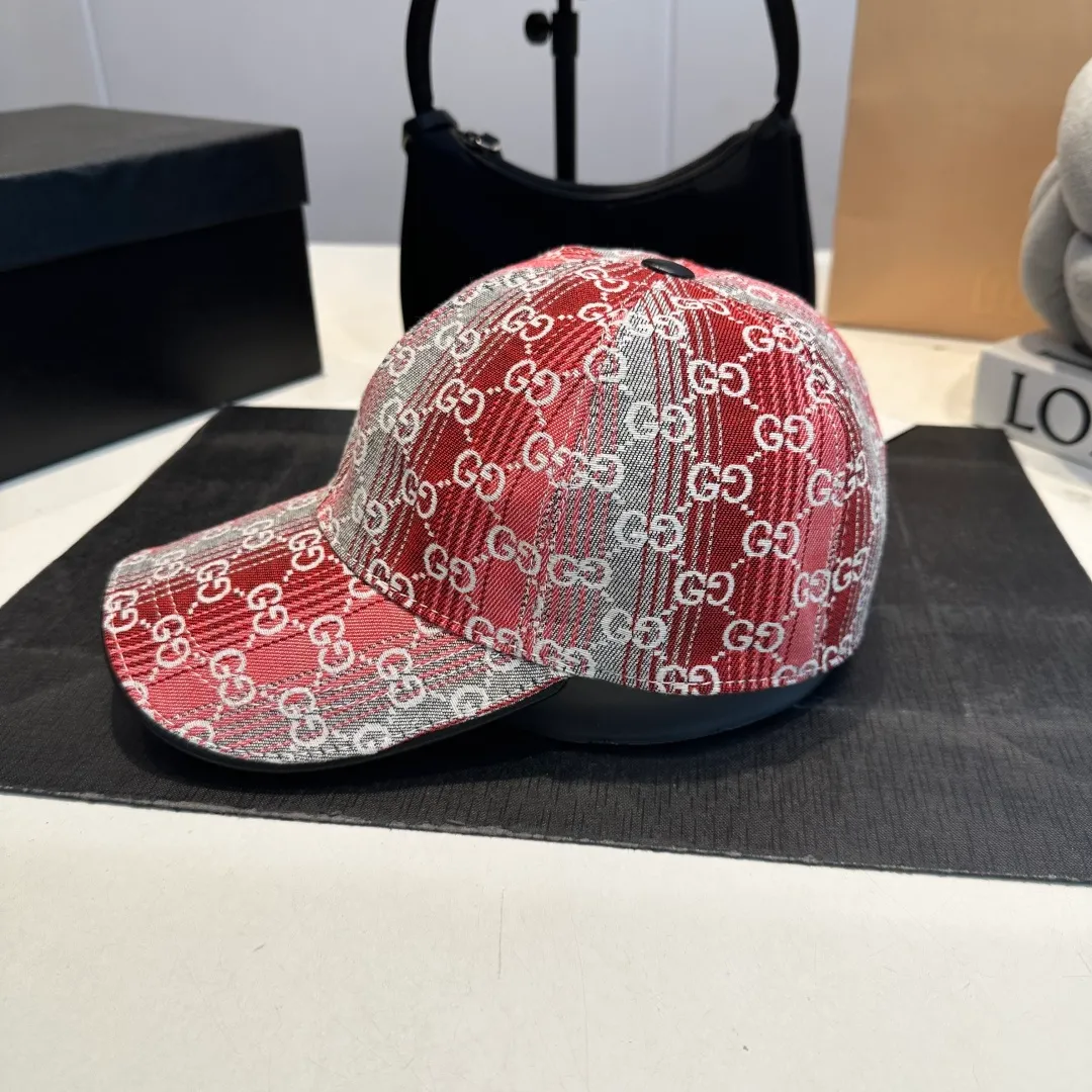 P100 Gucci new original baseball cap, Gucci gradient jacquard, 1:1 mold opening and customization at the counter, original canvas fabric + first-layer cowhide, light and breathable! The quality is great, the basic head circumference is 56cm, and the patch is adjustable.