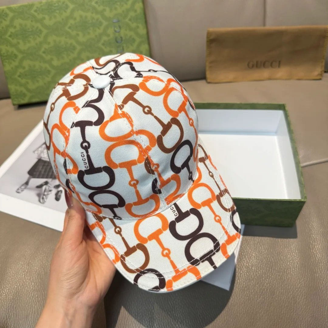 p90 Horsebit buckle shipped. Gucci new original baseball cap, horsebit buckle baseball cap. 1:1 mold opening and customization at the counter, original canvas fabric + first layer of cowhide, light and breathable! The basic head circumference is 56cm, and the patch is adjustable.