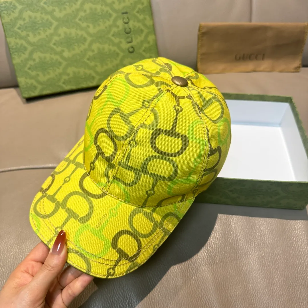 p90 Horsebit buckle shipped. Gucci new original baseball cap, horsebit buckle baseball cap. 1:1 mold opening and customization at the counter, original canvas fabric + first layer of cowhide, light and breathable! The basic head circumference is 56cm, and the patch is adjustable.