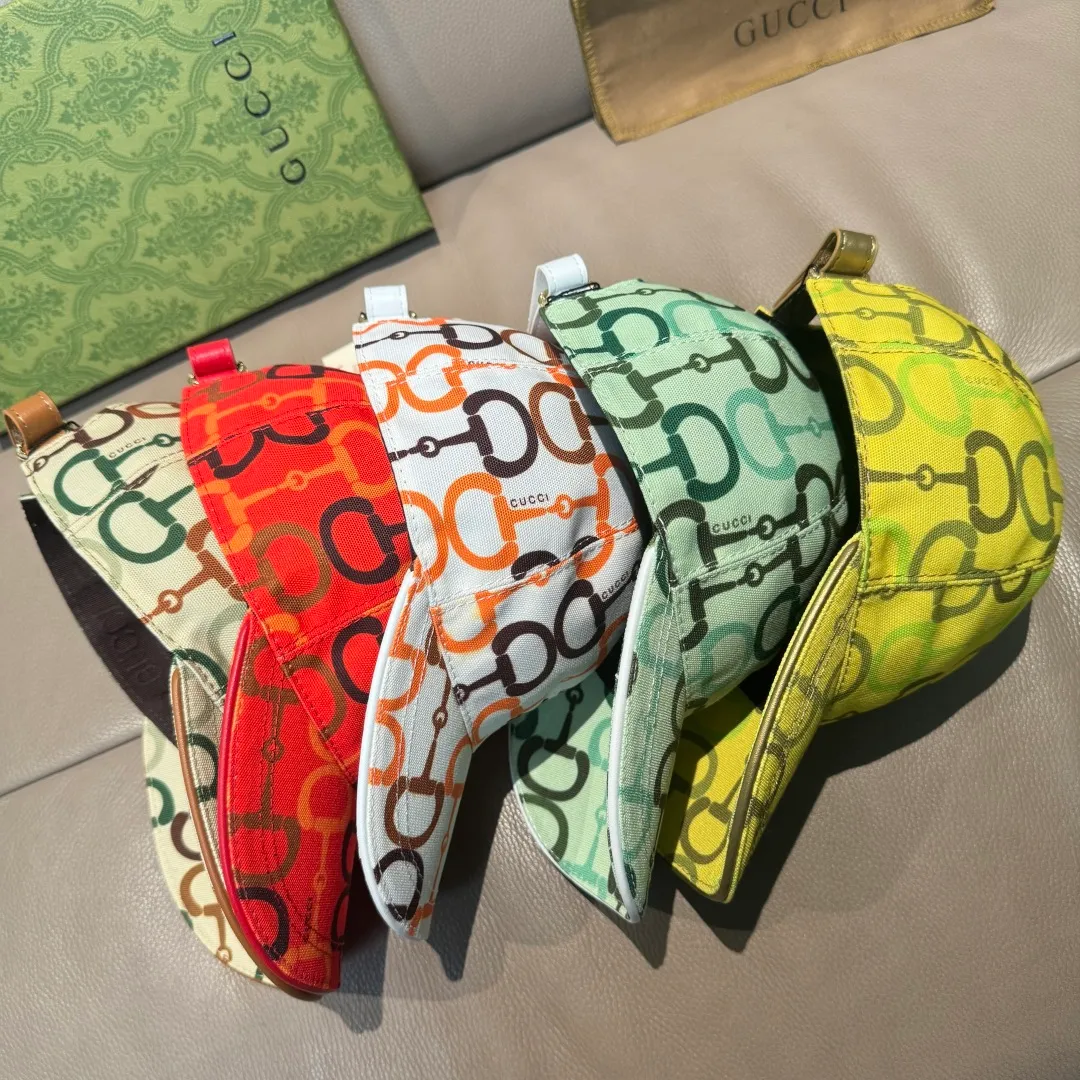 p90 Horsebit buckle shipped. Gucci new original baseball cap, horsebit buckle baseball cap. 1:1 mold opening and customization at the counter, original canvas fabric + first layer of cowhide, light and breathable! The basic head circumference is 56cm, and the patch is adjustable.