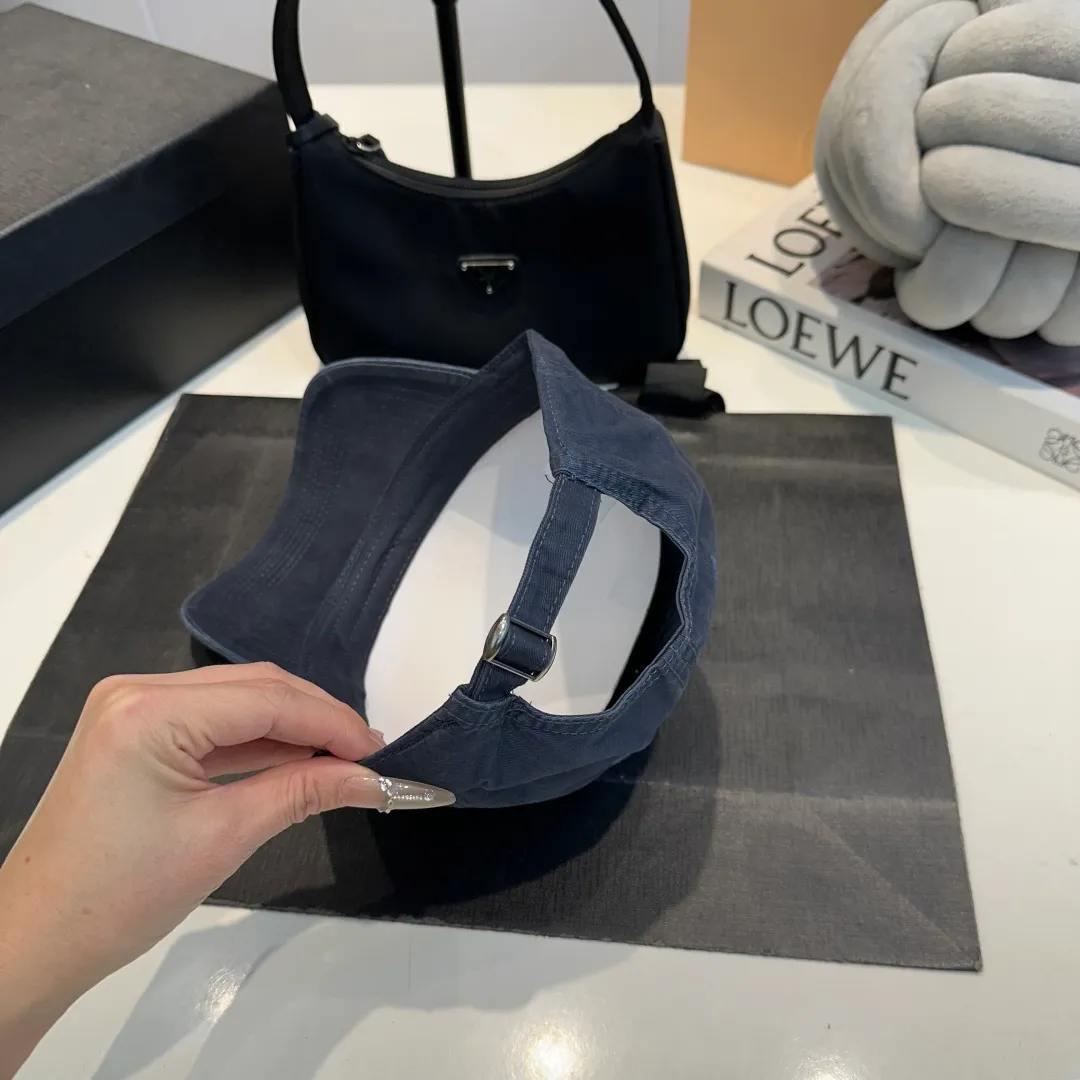 P60 Gucci Baseball Cap GUCCI official website new product, baseball cap, original quality is very popular. The craftsmanship is very exquisite, high-end and classy! Low-key luxury, easy to carry! Running volume!