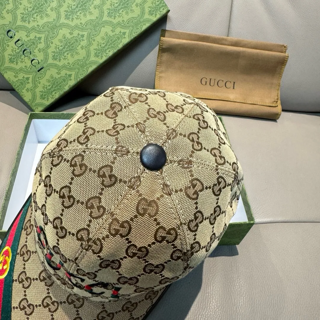,, Gucci (Gucci) new original single baseball cap, double G webbing. 1:1 mold customization, heavy embroidery, details comparable to those at counters, original canvas fabric + first layer cowhide, excellent quality! The first choice for handsome men and beautiful women, fashionable and versatile. The basic head circumference is 56cm, and the patch is adjustable.