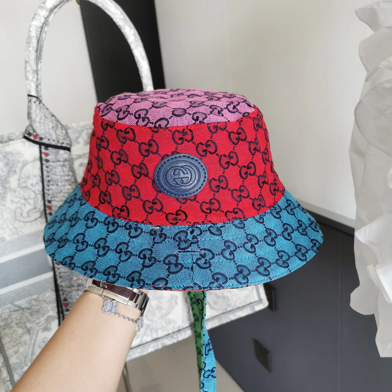Special batch of 70 Gucci limited edition GG multicolor double-sided bucket hat from Kamura. 2021 Gucci launches the "limited edition" GG multicolor spring and summer series. The color series~, I feel that the quality and style are really a rainbow🌈The colors are all good. I have never tried this color before, and I feel that I can hold it.