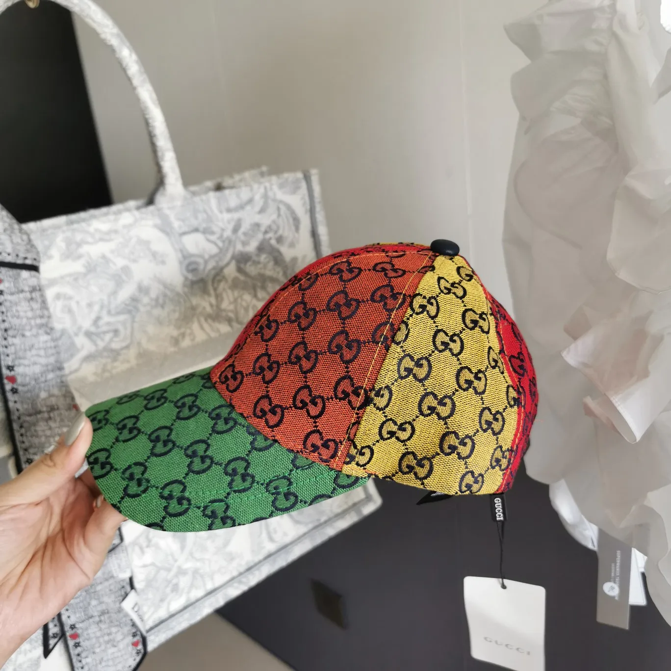 Special batch of 70 Gucci limited edition GG multicolor double-sided bucket hat from Kamura. 2021 Gucci launches the "limited edition" GG multicolor spring and summer series. The color series~, I feel that the quality and style are really a rainbow🌈The colors are all good. I have never tried this color before, and I feel that I can hold it.