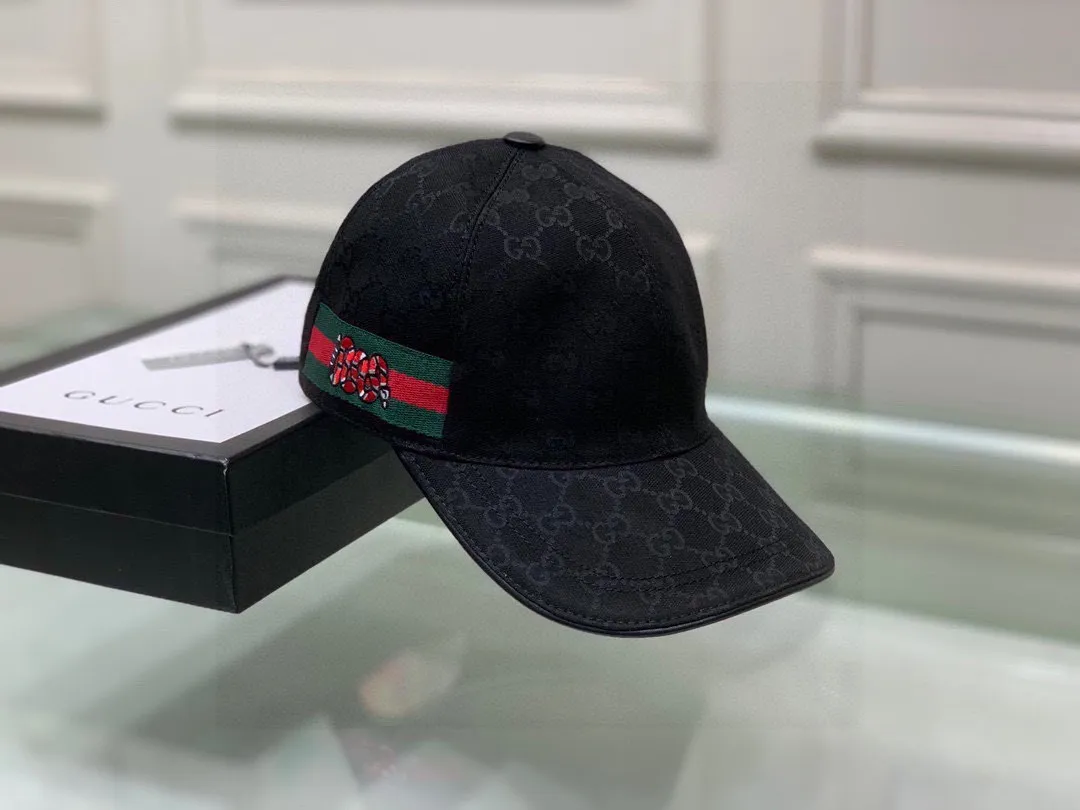 🉐110., Gucci (Gucci) new original baseball cap, embroidered python, 1:1 mold customization, heavy embroidery, delicate and luxurious, details comparable to those at the counter, original canvas fabric + first-layer cowhide, pure cotton lining, great quality! The first choice for handsome men and beautiful women, fashionable and versatile. The basic head circumference is 56cm, the patch is adjustable, and the genuine two-color version is shipped from the counter.
