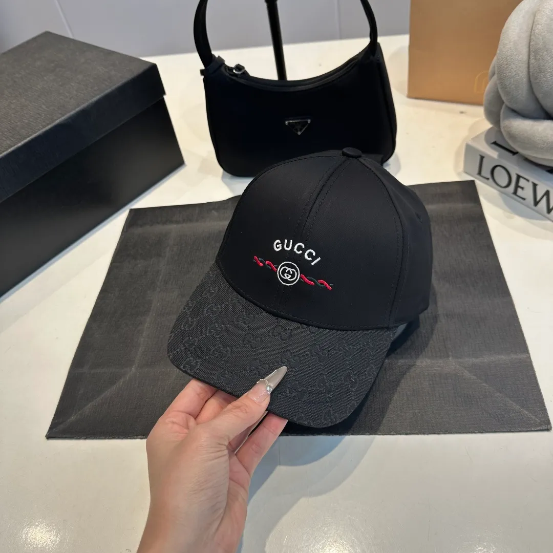 P56 Gucci Baseball Cap♥️GUCCI🧢New product from the official website, baseball cap, original quality, hot arrival 🔥🎩 The craftsmanship is very exquisite, high-end and classy! Low-key luxury, easy to carry! Running volume!