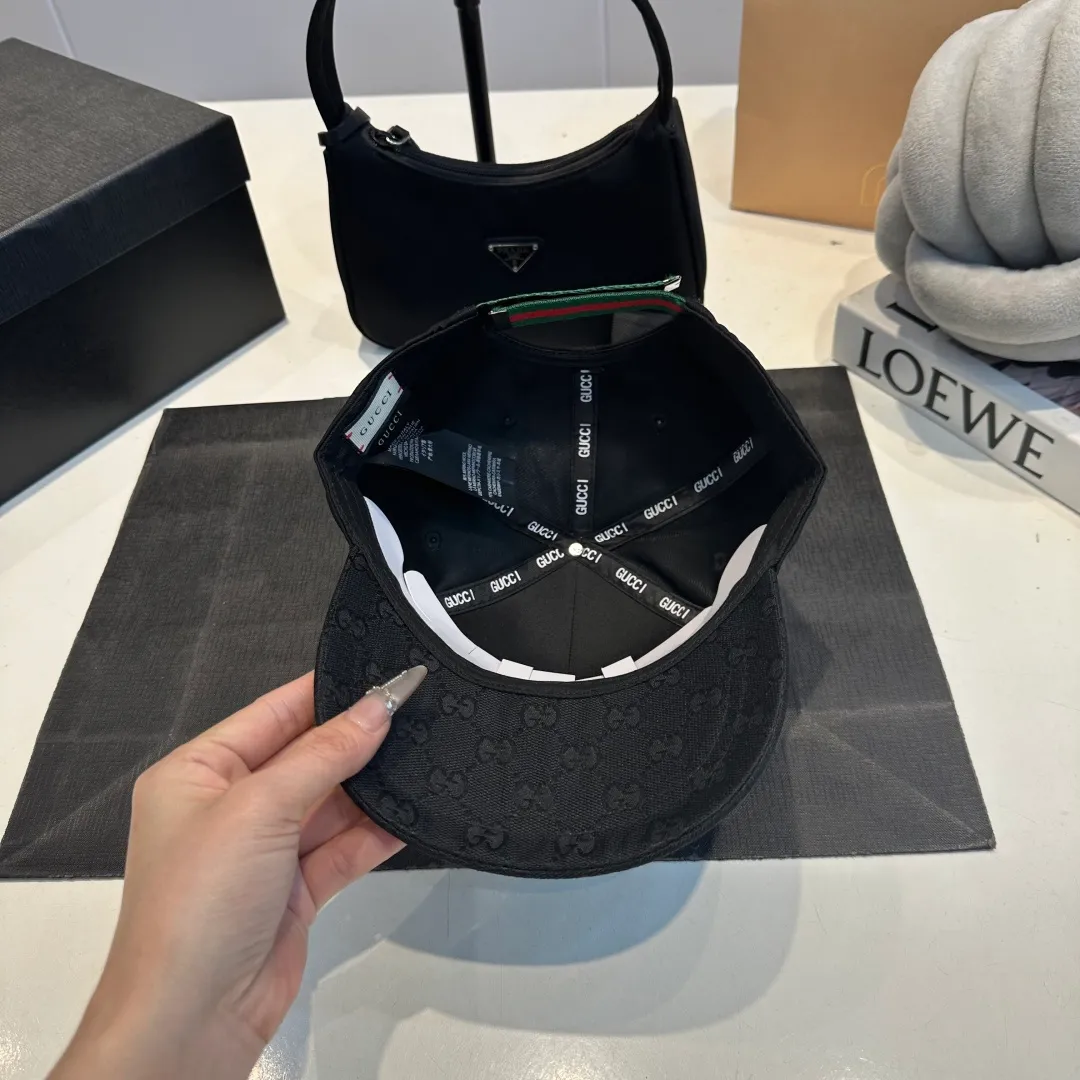 P56 Gucci Baseball Cap♥️GUCCI🧢New product from the official website, baseball cap, original quality, hot arrival 🔥🎩 The craftsmanship is very exquisite, high-end and classy! Low-key luxury, easy to carry! Running volume!