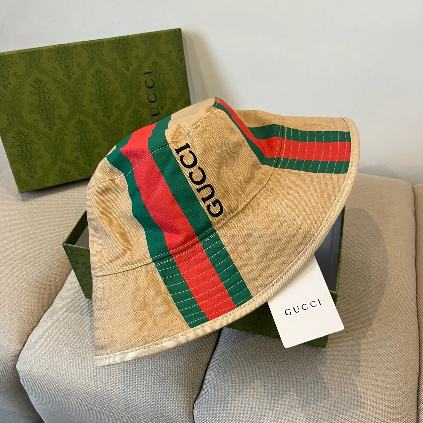 P70 Gucci baseball cap♥️GUCCI🧢New product from the official website, baseball cap, original quality, very popular 🔥🎩 The craftsmanship is very exquisite, high-end and classy! Low-key luxury, easy to carry! Running volume!