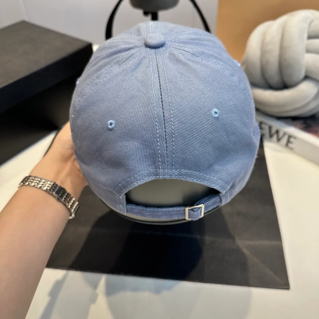 P60 GUCCI ripped baseball cap, the original quality is very popular, the craftsmanship is very exquisite, the atmosphere is high-end and classy! Low-key luxury, easy to carry! Running volume!